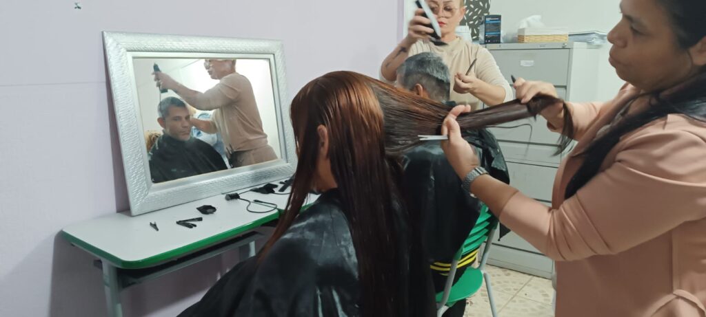  Alunas do curso de corte de cabelo atendendo gratuitamente no Terminal Urbano de Paranaguá
