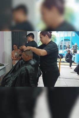 Alunas do curso de corte de cabelo atendendo gratuitamente no Terminal Urbano de Paranaguá