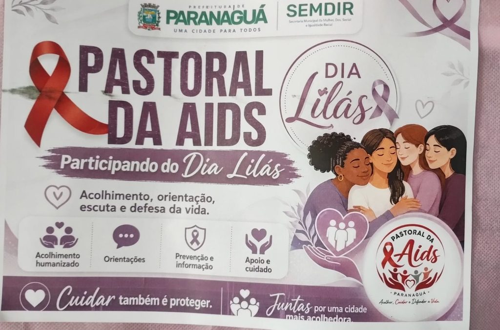 Visão ampla da tenda de atendimento da Pastoral da AIDS montada no Terminal Urbano de Paranaguá durante o evento Dia Lilás. Vê-se a equipe de voluntários pronta para acolher a população.