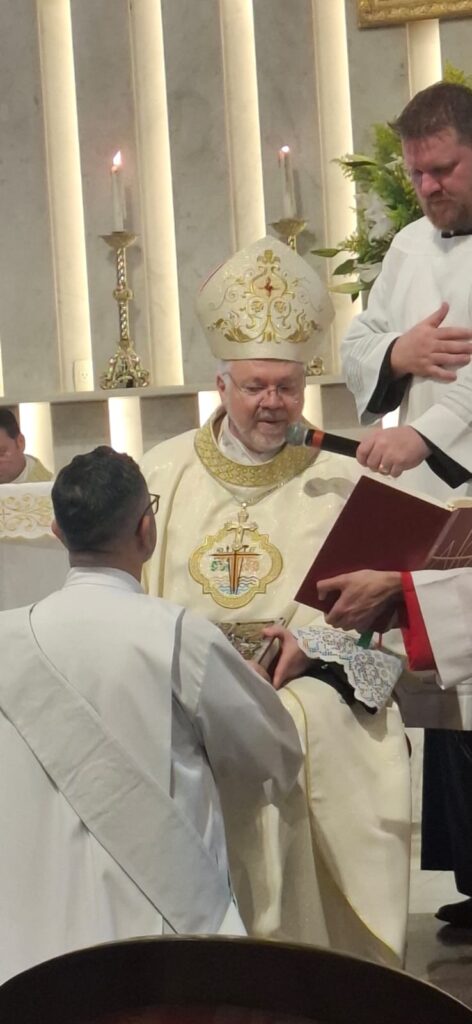 Diácono Juan Castillo durante a ordenação diaconal no Santuário de Nossa Senhora do Rocio em Paranaguá