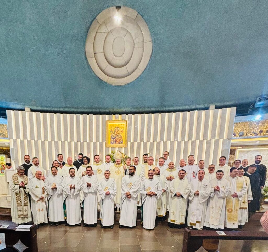 Diácono Juan Castillo durante a ordenação diaconal no Santuário de Nossa Senhora do Rocio em Paranaguá