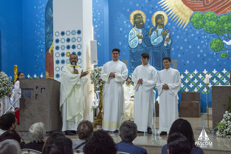 fotografia interna do Santuário de Nossa Senhora do Rocio em Paranaguá durante celebração litúrgica
