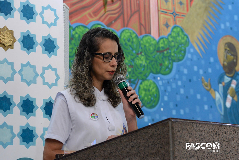 fotografia interna do Santuário de Nossa Senhora do Rocio em Paranaguá durante celebração litúrgica

