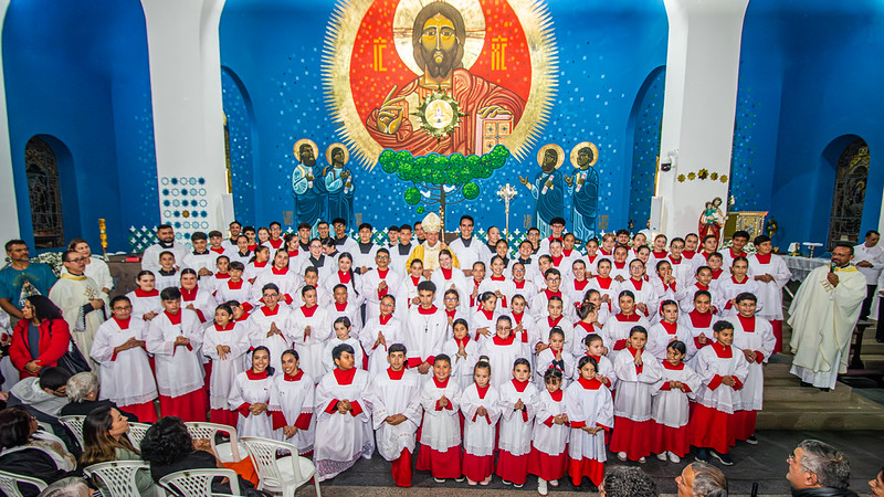 fotografia interna do Santuário de Nossa Senhora do Rocio em Paranaguá durante celebração litúrgica
