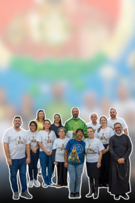 Catequistas e catequizandos reunidos em encontro de catequese no Santuário do Rocio em Paranaguá.