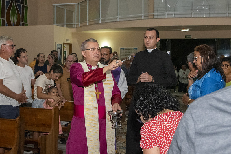 Dom Paulo Romão visita comunidade ribeirinha do litoral do Paraná