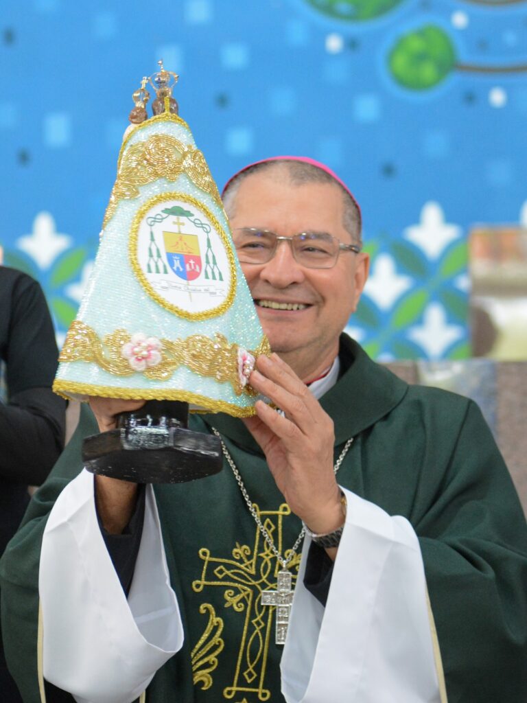 Dom Paulo Romão em oração no Santuário de Nossa Senhora do Rocio