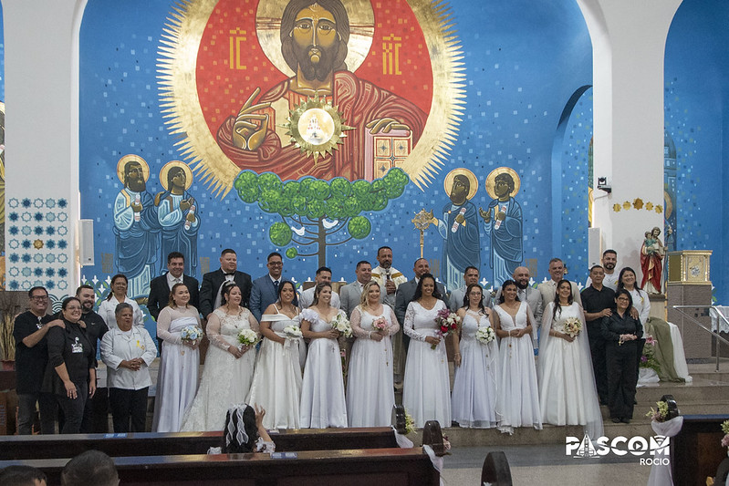 Nove casais com o Padre Dirson Gonçalves no casamento comunitário do Santuário do Rocio