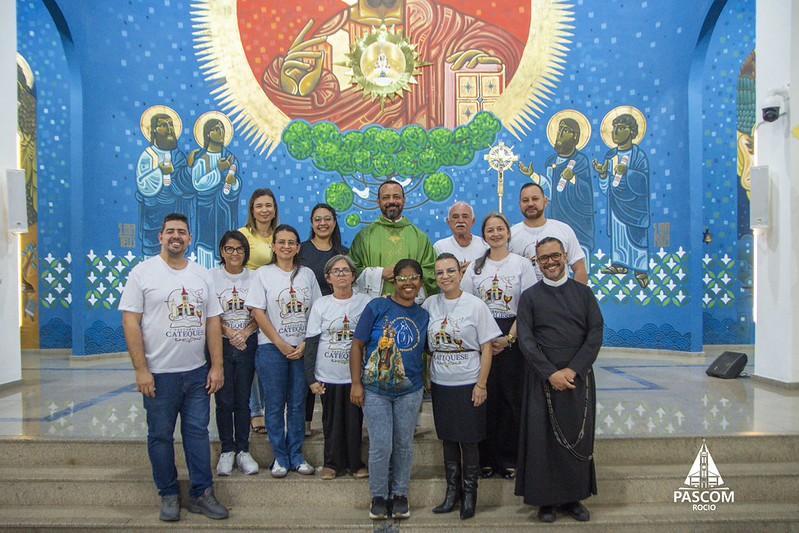 "Catequistas e catequizandos reunidos em encontro de catequese no Santuário do Rocio em Paranaguá