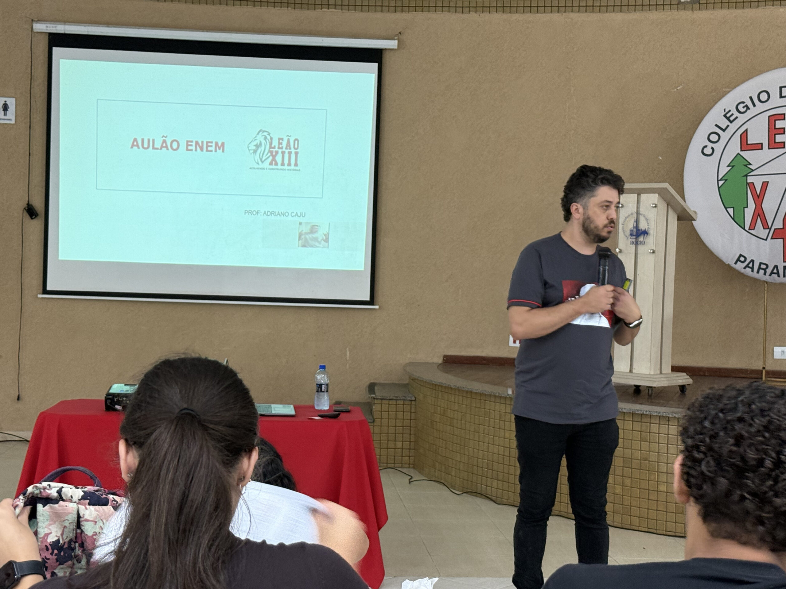 Professor em momento de revisão com os mais de 100 alunos. 