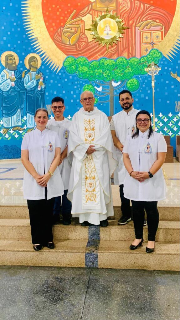 Leitor proclamando a Palavra de Deus no ambão do Santuário Estadual de Nossa Senhora do Rocio, em Paranaguá
