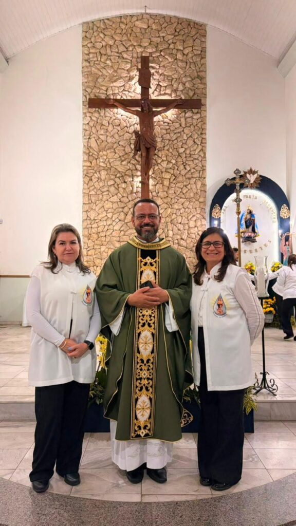 Reitor do Santuário, Pe. Dirson Gonçalves, com as coordenadoras da Pastoral da Liturgia, Darcila e Varseli, após a missa na Paróquia de Nossa Senhora do Porto, em Morretes.