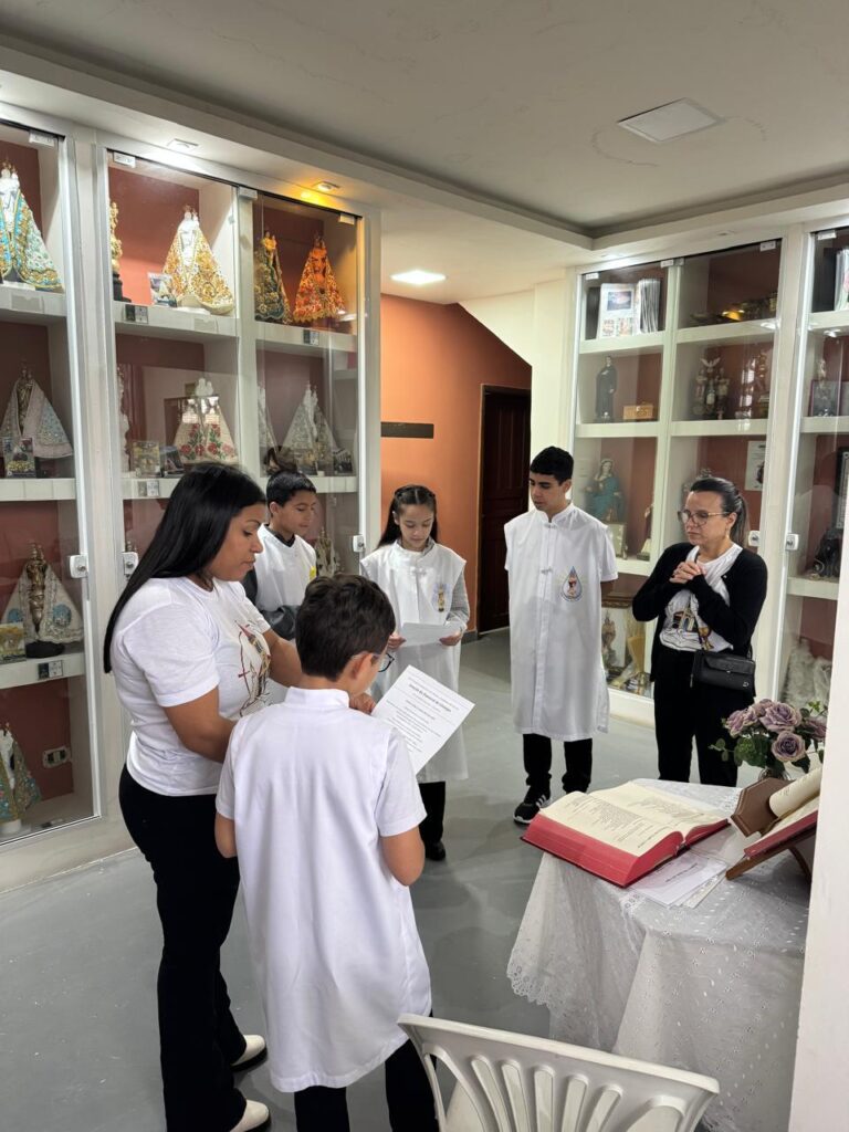 A formação da Pastoral da Liturgia Rocio"	Equipe de leitores da Pastoral da Liturgia Rocio em momento de oração e preparação antes da Missa no Santuário do Rocio
